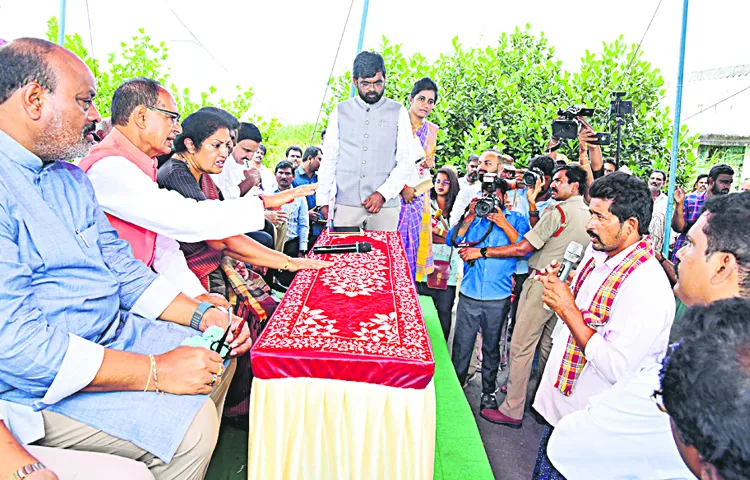 Central and state governments support the farmers