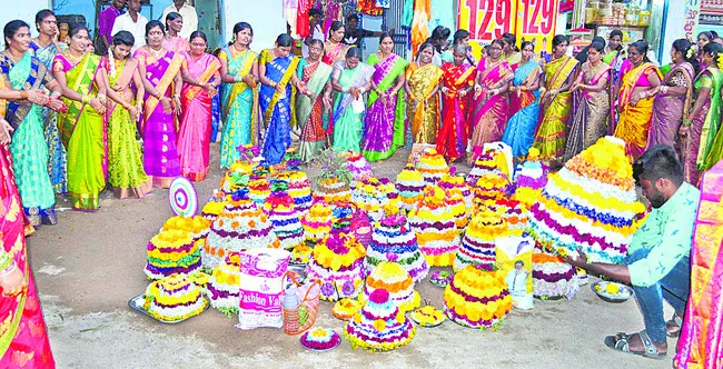 దుబ్బాకలో బతుకమ్మ ఆడుతున్న మహిళలు