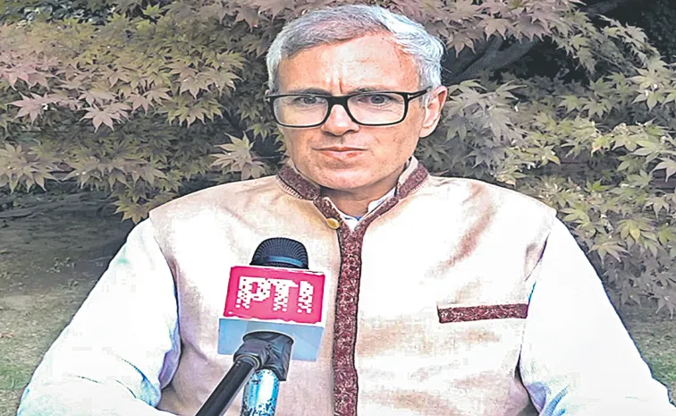Omar Abdullah: Foolish to seek Article 370 restoration from BJP