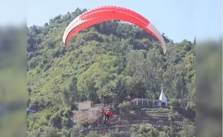 Paraglider Falls Into Uttarakhands Tehri Lake