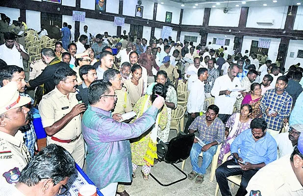 మద్యం షాపుల లాటరీ ప్రక్రియ నిర్వహిస్తున్న అధికారులు