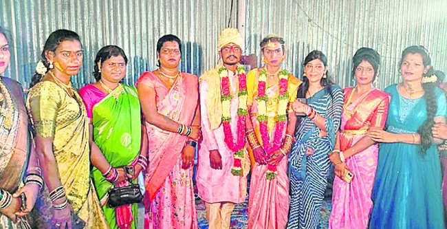 ట్రాన్స్జెండర్ను పెళ్లి చేసుకున్న యువకుడు