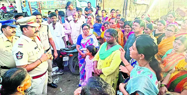 మద్యం కొట్టు.. టీ కొట్టు ఒక్కటేట!