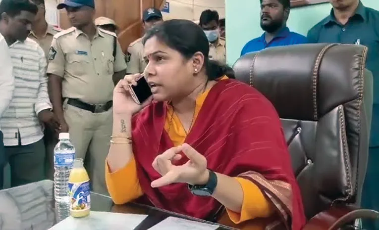 Bhuma Akhila Priya Warning To TDP Leader AV Subba Reddy