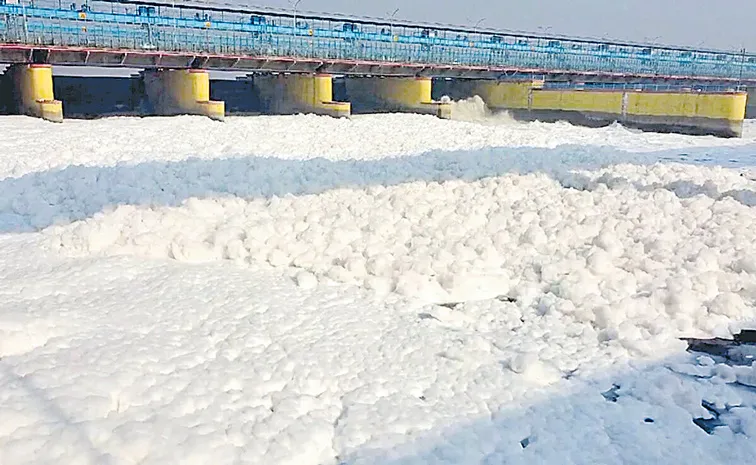 Yamuna River turns frothy and air pollution rises in Delhi