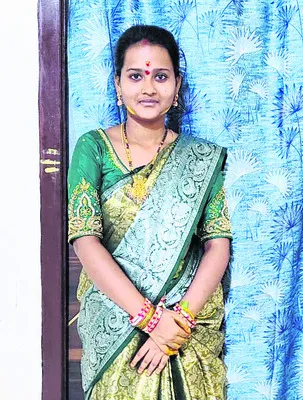 ఉరివేసుకుని యువతి ఆత్మహత్య