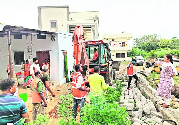 అక్రమ కట్టడాలపై చర్యలెక్కడ?