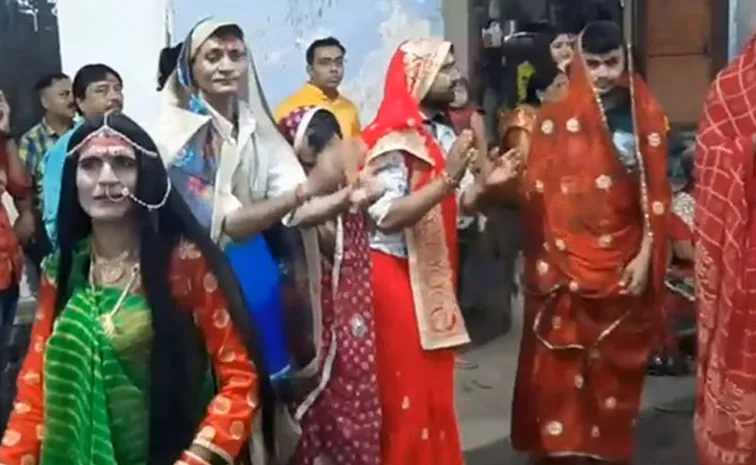 Dussehra 2024 200 Year-Old Tradition Men Dress Up As Women, Perform Garba 