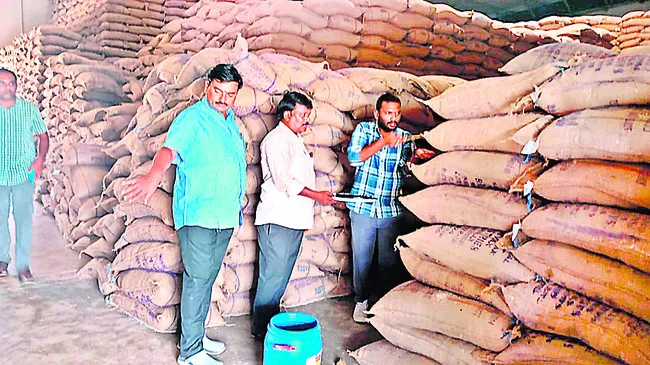 రైస్ మిల్లుల్లో ఆకస్మిక తనిఖీలు