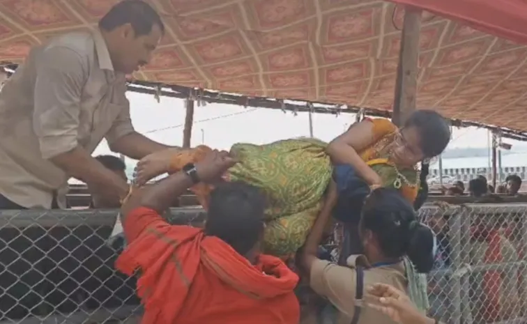 Ordinary Devotees Are Facing Difficulties In Indrakeeladri