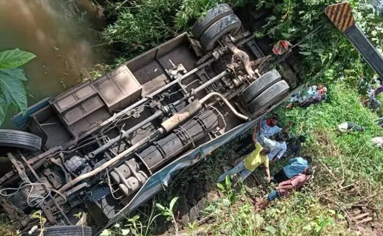ksrtc bus accident plunges kannampuzha river kozhikode kerala