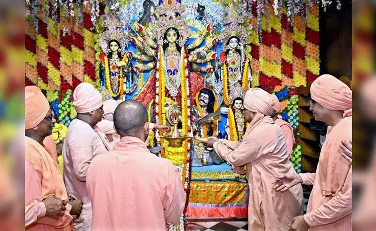 CM Yogi Offer Prayers at Kashi Vishwanath Temple
