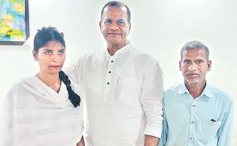 సుమలతను ఆశీర్వదిస్తున్న మంత్రి కోమటిరెడ్డి
