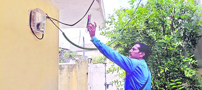 మీటర్ రీడింగ్ తీస్తున్న సిబ్బంది