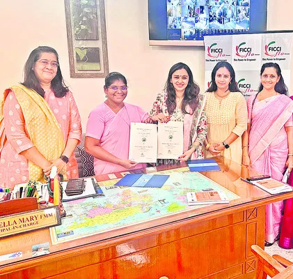 విద్యార్థినులకు కార్పొరేట్ నైపుణ్యాలపై శిక్షణ