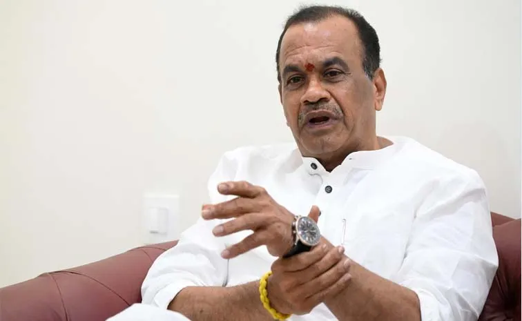 Komatireddy Venkat Reddy Slams KTR