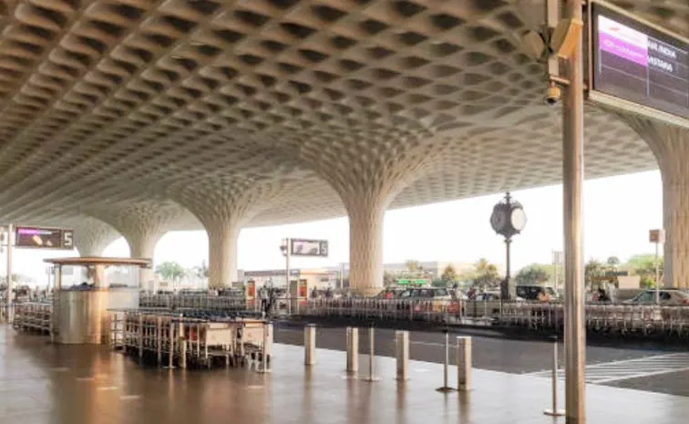 Mumbai airport get bomb threat