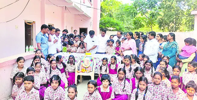 గిరిజన బాలికల వసతిగృహంలో కేక్ కట్ చేస్తున్న ఎమ్మెల్యే డాక్టర్ సంజీవరెడ్డి