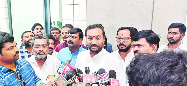 అర్ధరాత్రి సంకెళ్లు ఏమిటీ..? 