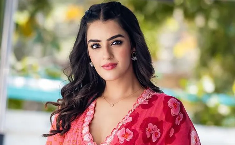 Kavya Thapar Comments On Her Experience