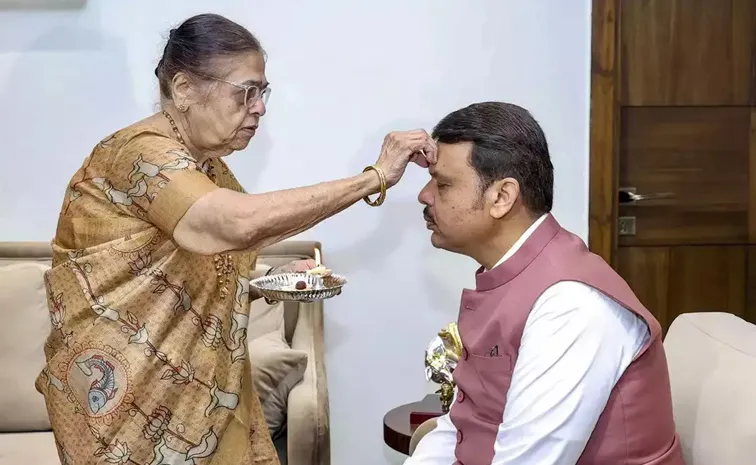 Of Course He Will Become The Cm Of Maharashtra Says Devendra Fadnavis Mother Sarita Fadnavis