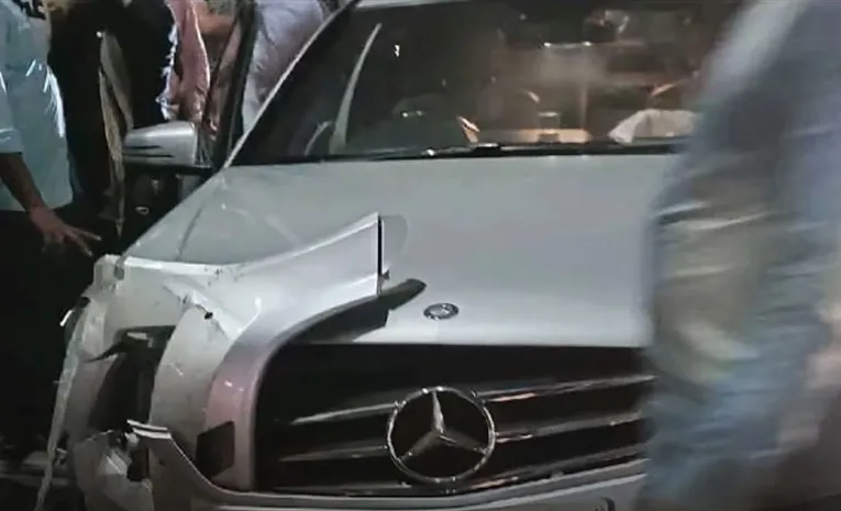 Mercedes Benz crashes into divider at Banjara Hills in Hyderabad