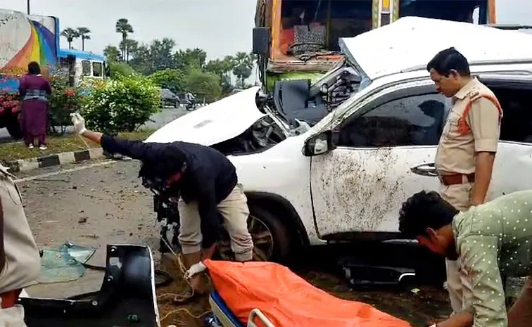 Road Accident At Bhogapuram In Andhra Pradesh 4 Dead