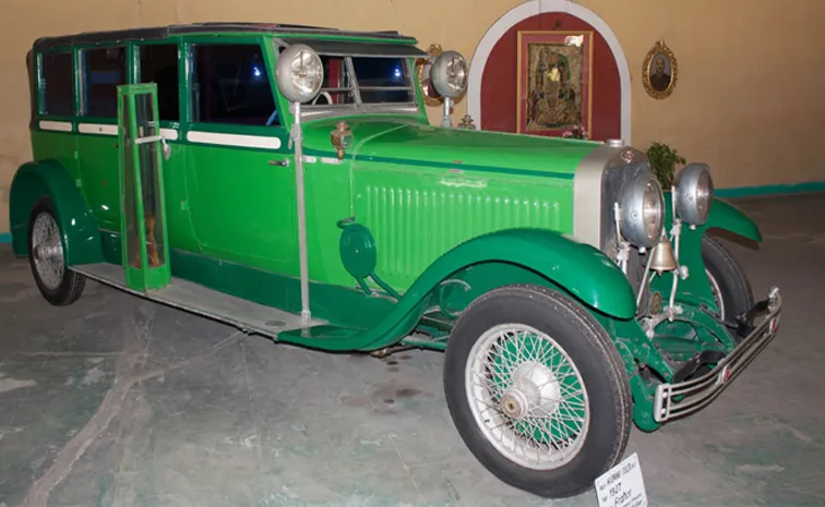 many cars are in the Vintage Car Dastan Auto World Car Museum