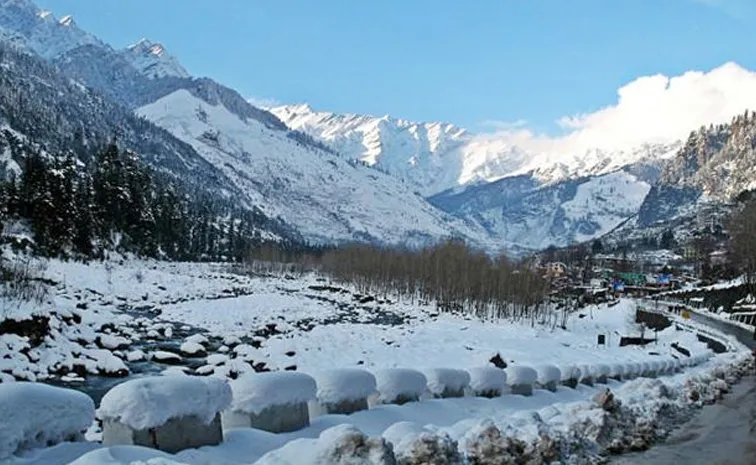 best tourist place in winter When it snows Manali