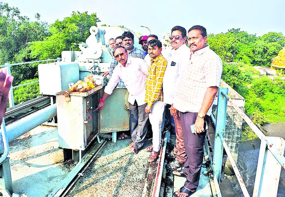 బొబ్బర్లంక వద్ద స్కవర్ స్లూయిజ్ నుంచి నీరు విడుదల చేసిన అధికారులు