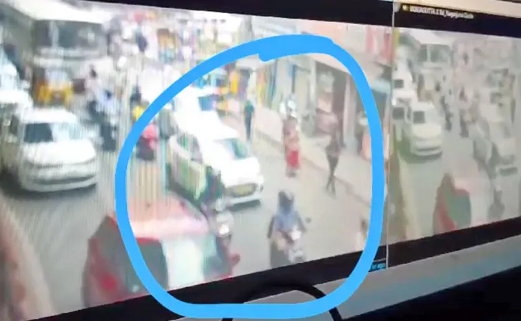 Car Chaos In Panjagutta When Police Checking In Vehicles