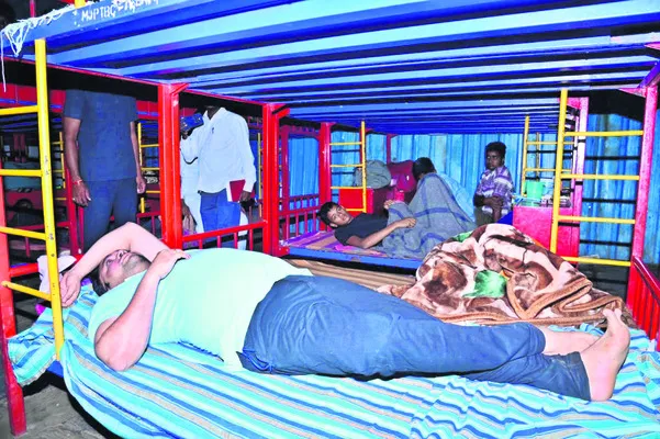 బీసీ బాలుర గురుకులంలో రాత్రి బస చేసిన కలెక్టర్‌ బదావత్‌ సంతోష్‌ 