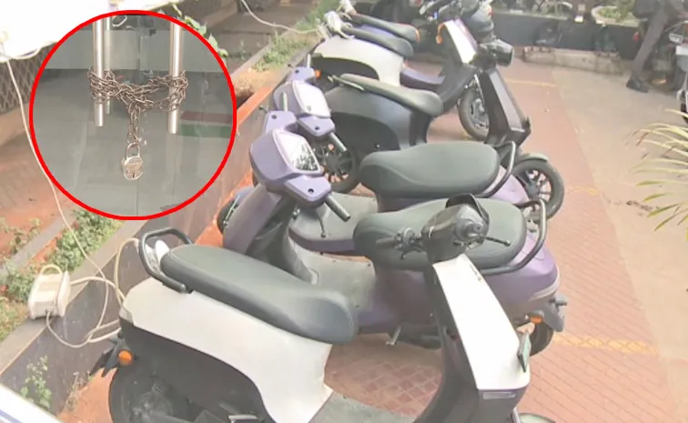 Customer Locks Ola Showroom In Visakhapatnam