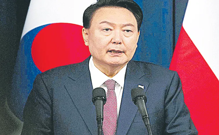 South Korean police raid presidential office, ex-minister attempts suicide