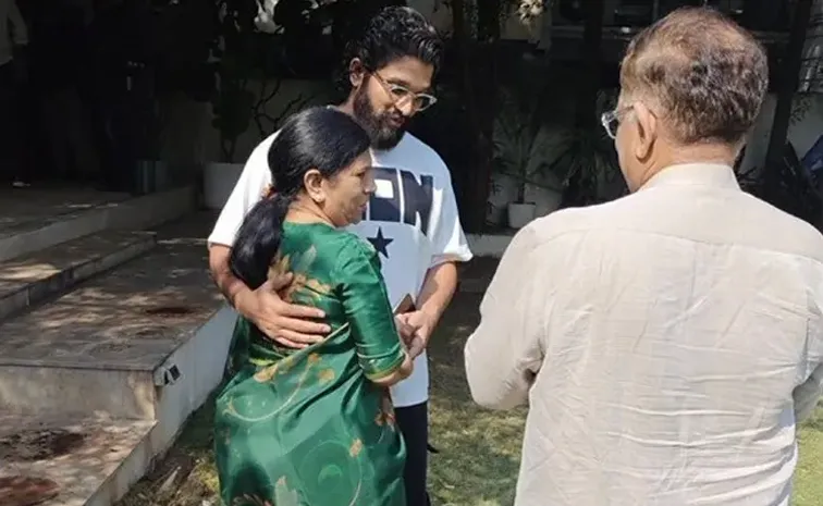 Chiranjeevi Wife Konidela Surekha Meet Allu Arjun