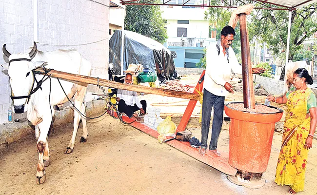 కరీంనగర్‌లోని తిరుమల్‌నగర్‌లో తయారవుతున్న గానుగ నూనె