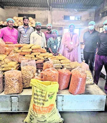 సంతోష్ ఫుడ్స్ లో సీజ్ చేసిన ఆహార పదార్థాలు