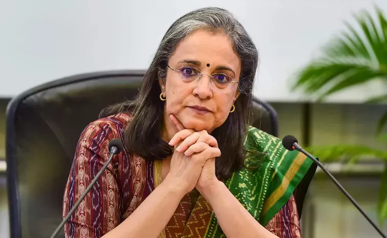 Lokpal called SEBI Chief Madhabi Puri Buch and complainants including TMC MP Mahua Moitra