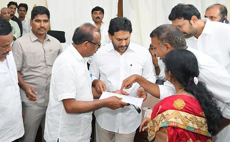 YS Jagan Participated In Praja Darbar At Pulivendula