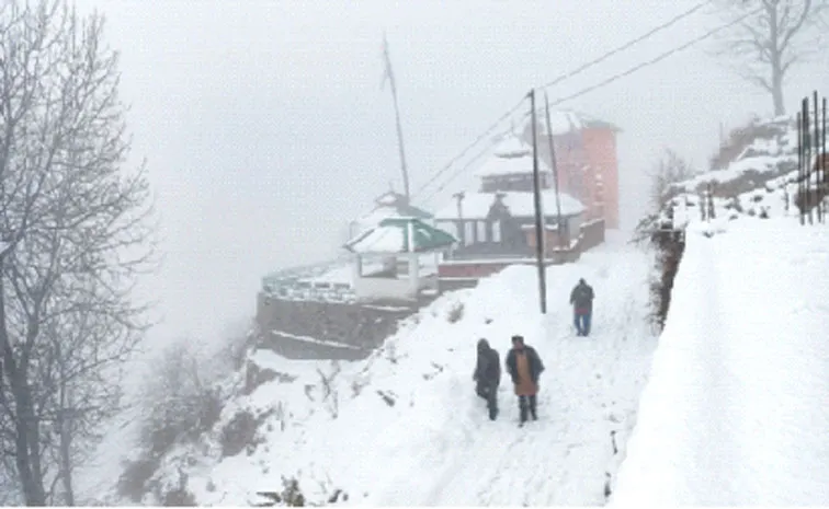 Heavy snowfall in wreaks Himachal Pradesh