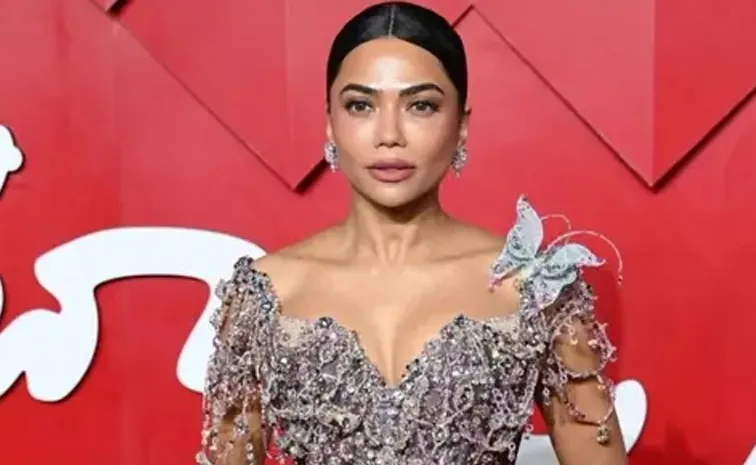 British Fashion Awards 2024 Mona Patel 1.43 Crore Vintage Silver Corset goes viral
