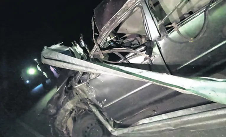 three died in car accident at Jammalamadugu