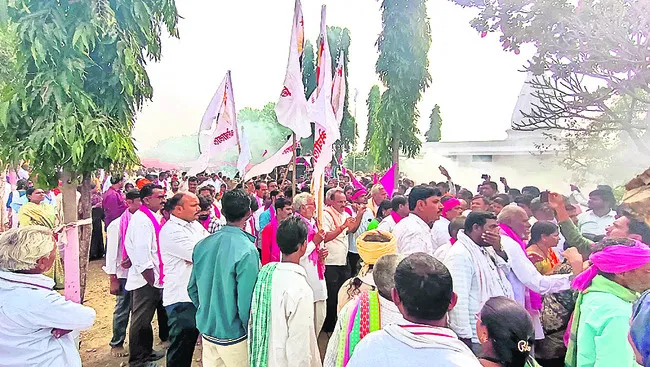 జనసంద్రమైన దీక్షభూమి