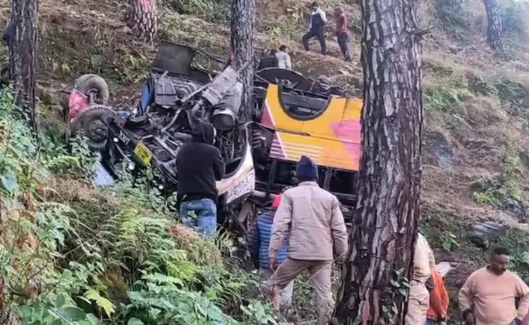 Uttarakhand: 4 killed15 injured after bus loses control