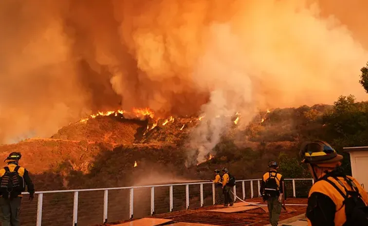 Los Angelesdeadly fires Man dressed as firefighter caught looting homes