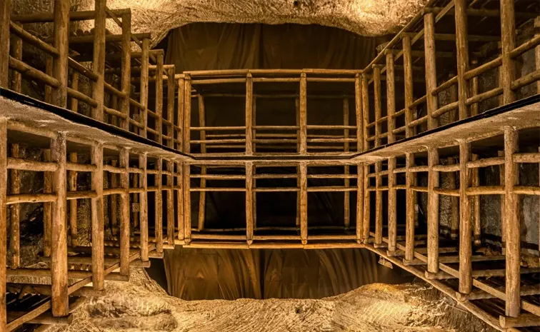 South Africa Gold Mine at Least 100 Illegal Miners Died