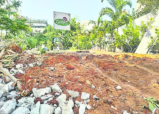 రోడ్డును మింగేశారు..