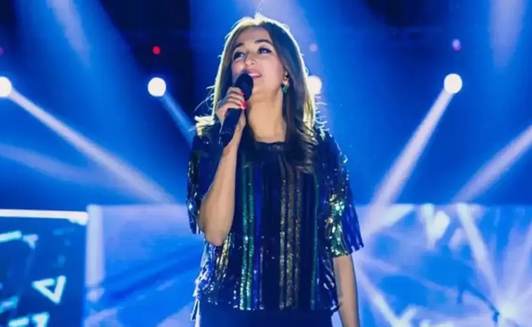 Monali Thakur Struggles To Breathe During Live Show in Cooch Behar