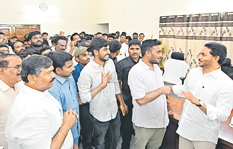 Ys Jagan Meeting with leaders on first day of Pulivendula tour
