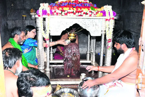 బంగారు ధారా పాత్ర బహూకరణ
